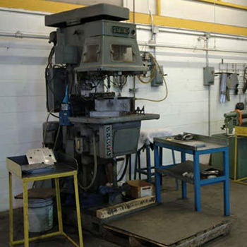 Machine à roulage et filetage